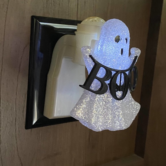 Halloween Glitter Ghost Plug-In Nightlight "BOO" - Picture 2 of 5